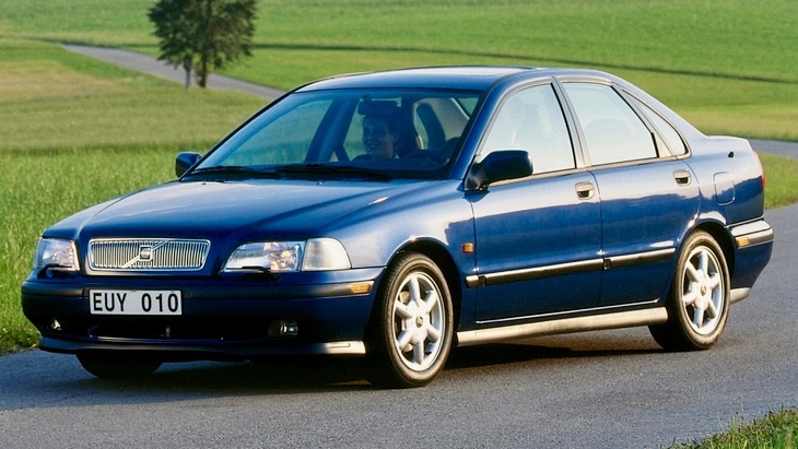 Front three-quarters of a blue Volvo S4