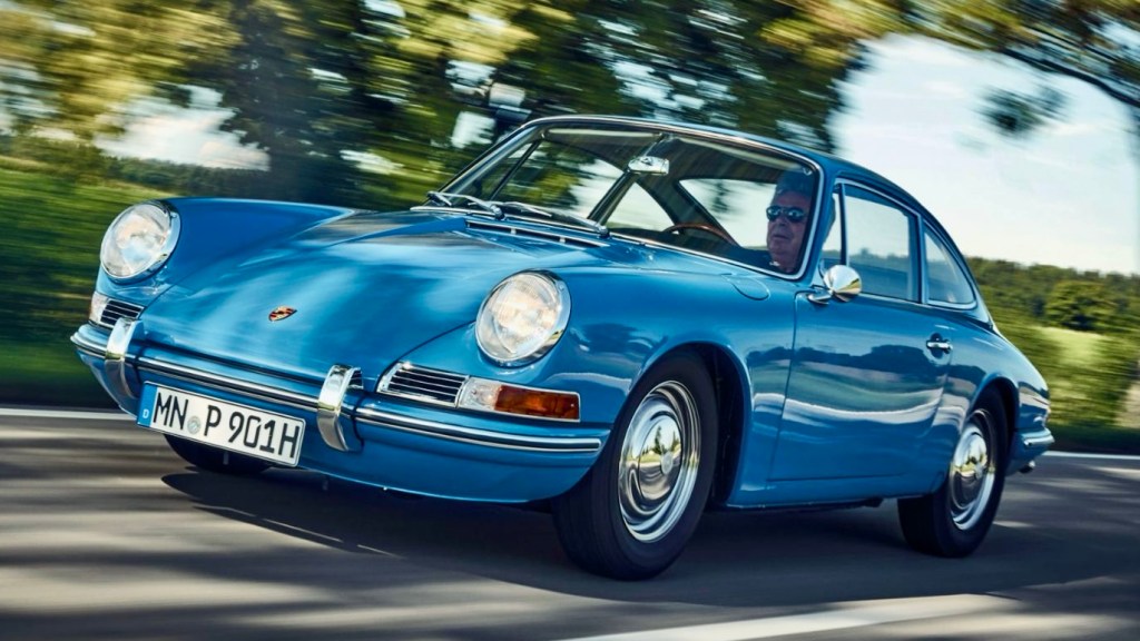 Front three-quarters of a blue Porsche 901