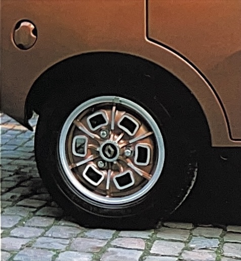 Close up of the Renault 14 Safrane’s two-tone wheels