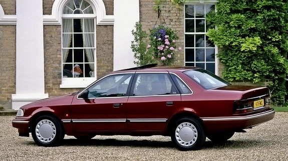 Rear three-quarter of a burgundy Ford Granada Saloon