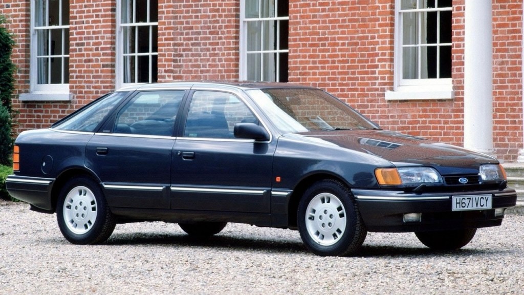 Front three-quarter of a dark blue Ford Scorpio Hatchback