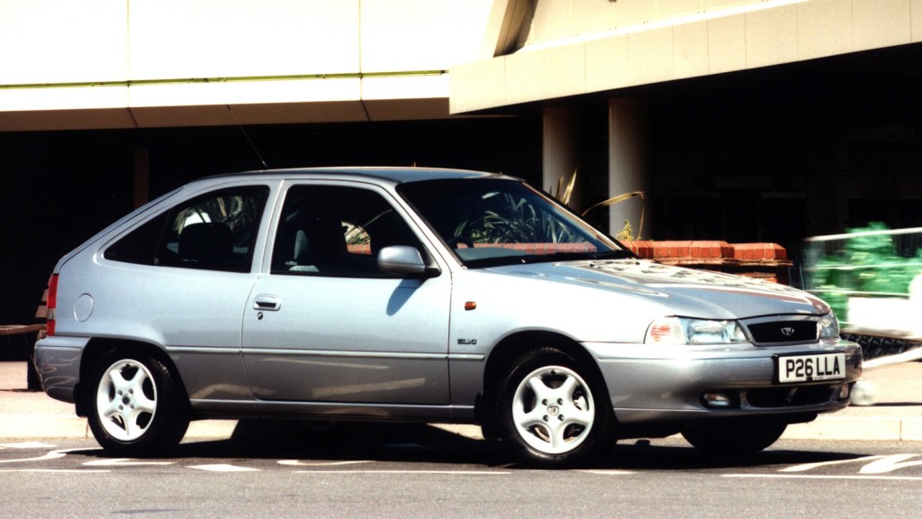 Front three-quarter of a silver Daewoo Nexia 3-door Hatchback