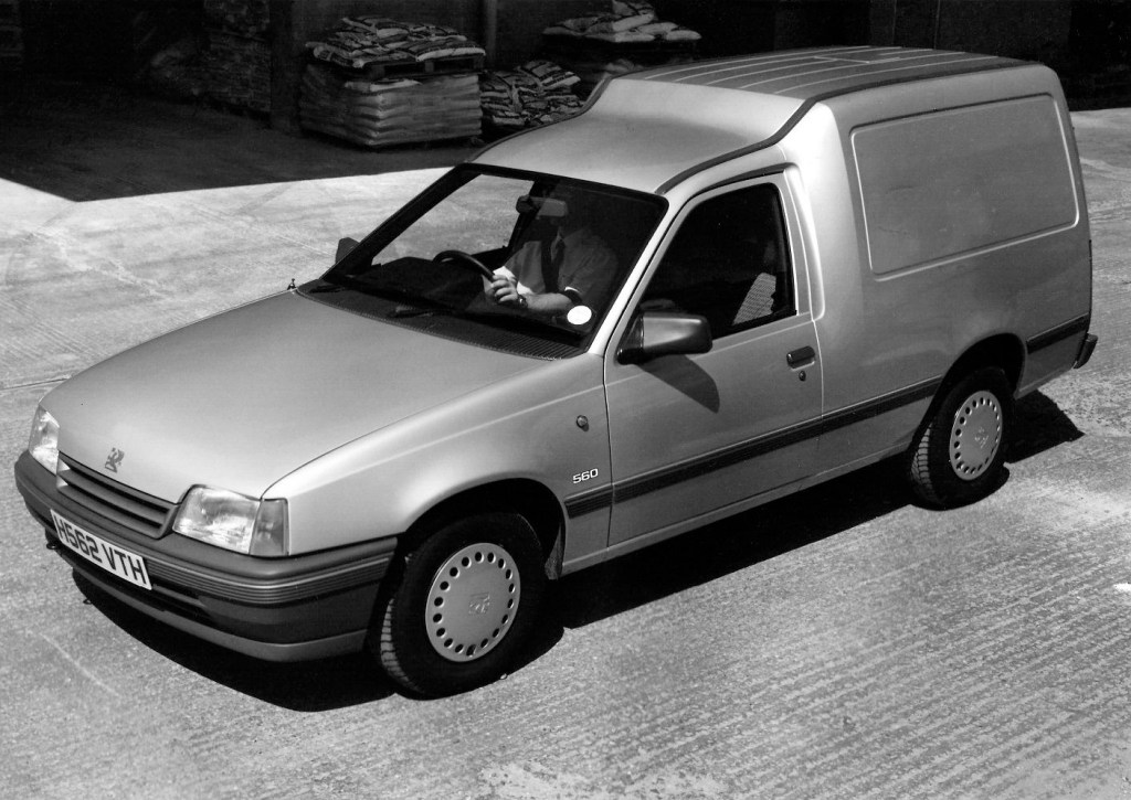 Front three-quarter of a light Vauxhall Astramax